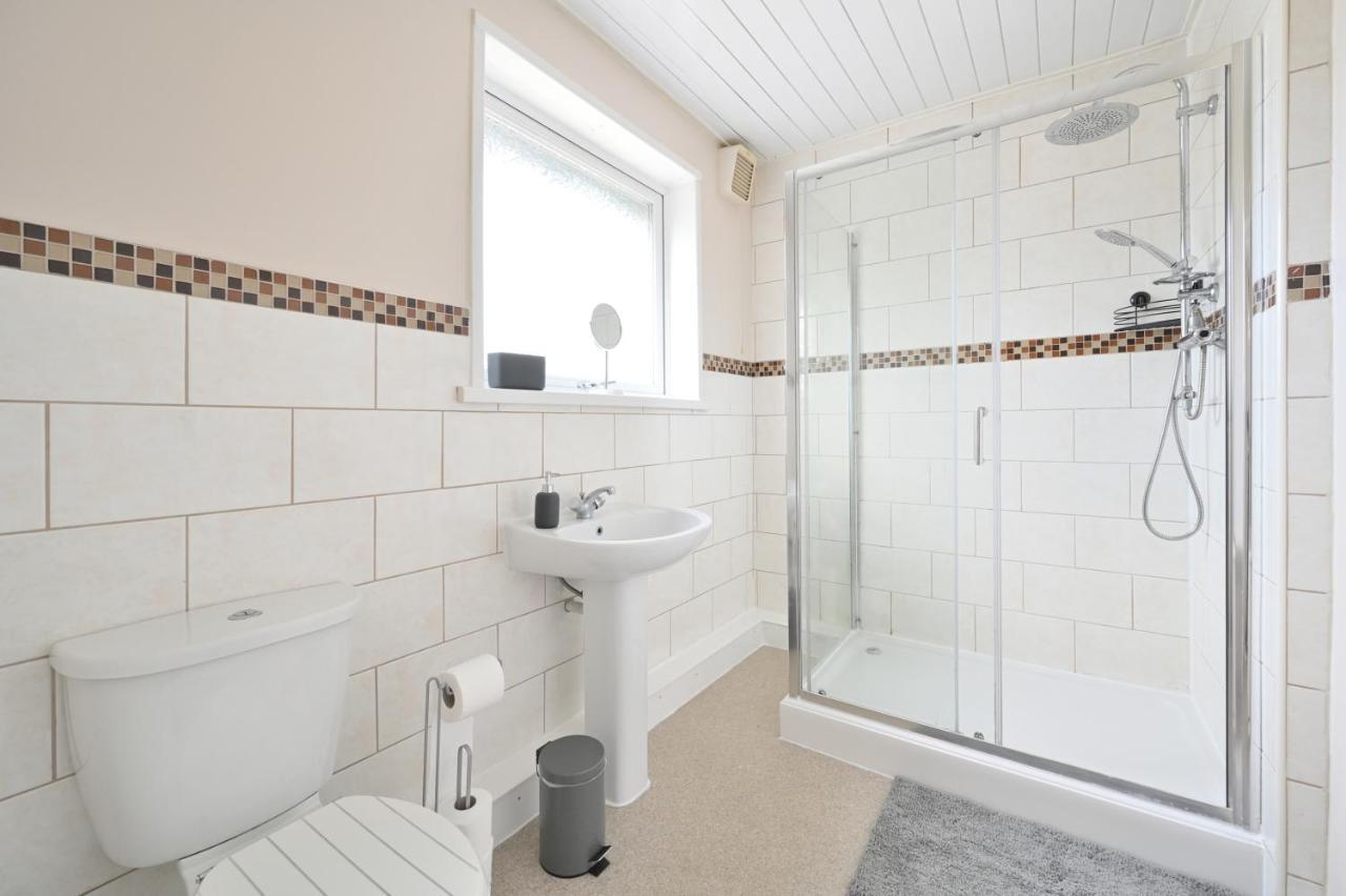 Sleek And Stylish 3 Bed In Bolton - Garden - Parking Exterior foto