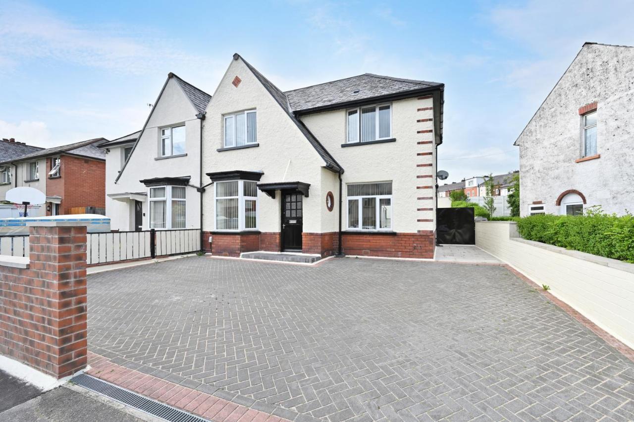 Sleek And Stylish 3 Bed In Bolton - Garden - Parking Exterior foto
