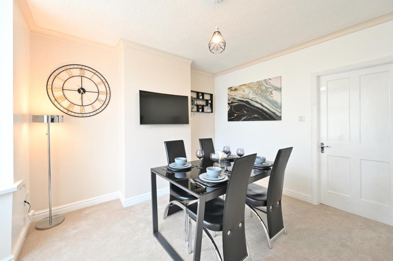 Sleek And Stylish 3 Bed In Bolton - Garden - Parking Exterior foto
