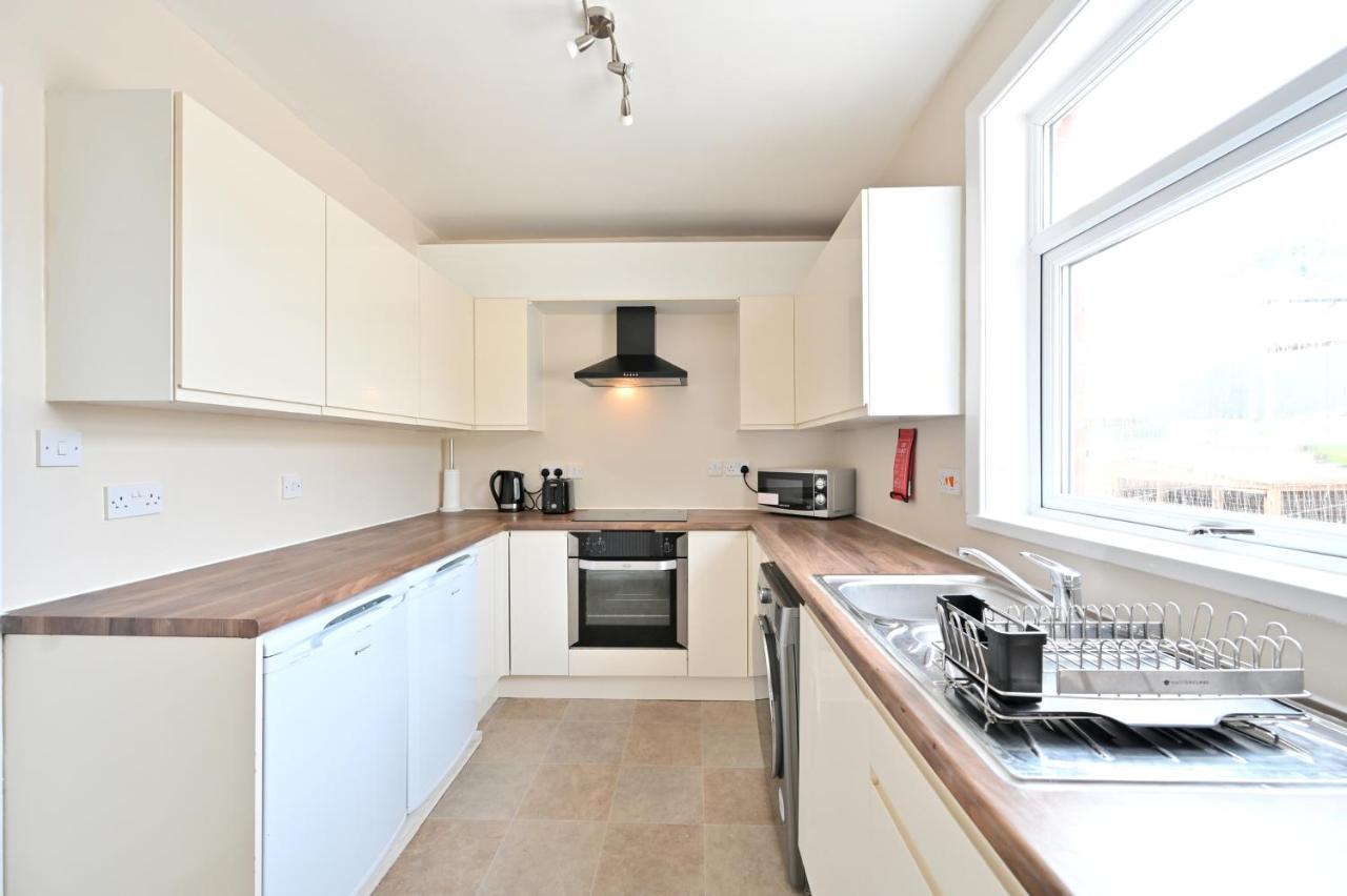 Sleek And Stylish 3 Bed In Bolton - Garden - Parking Exterior foto