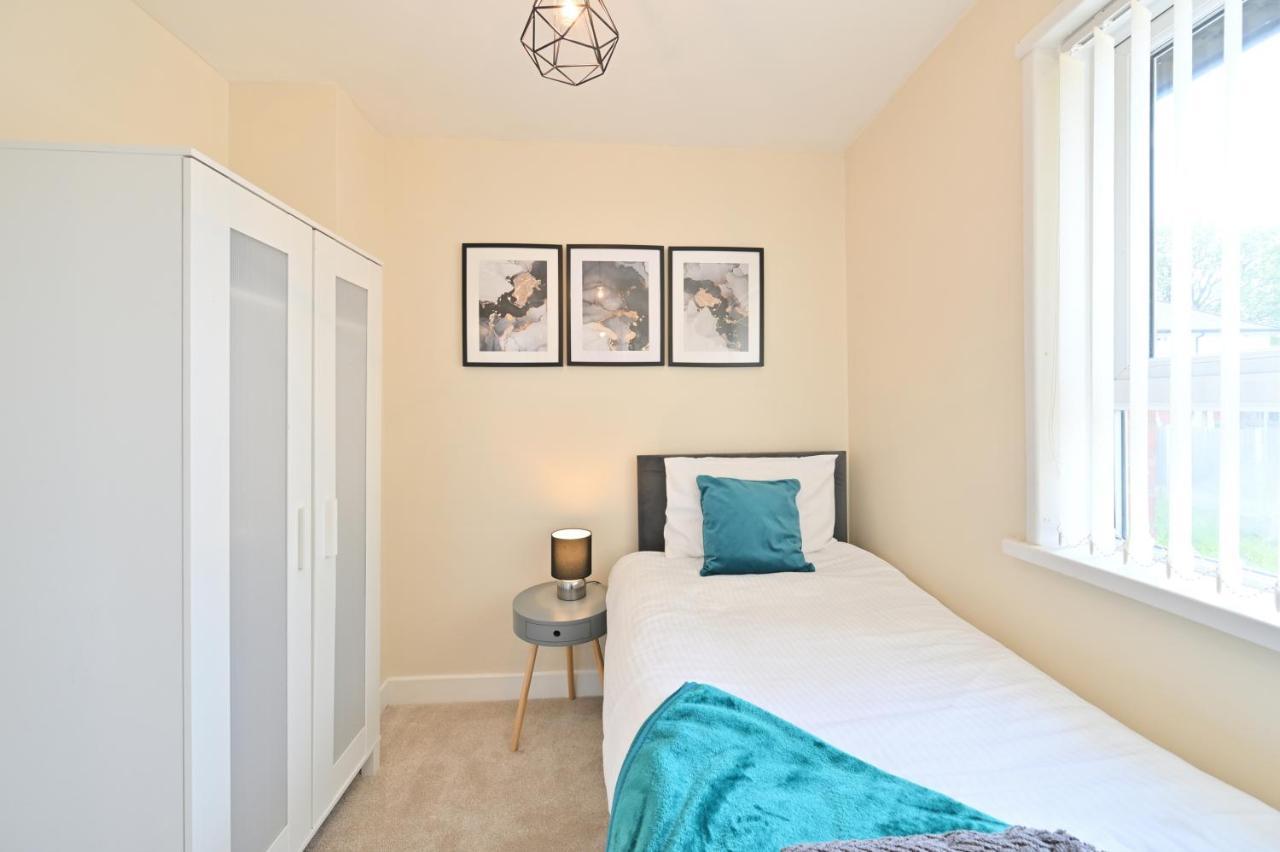 Sleek And Stylish 3 Bed In Bolton - Garden - Parking Exterior foto