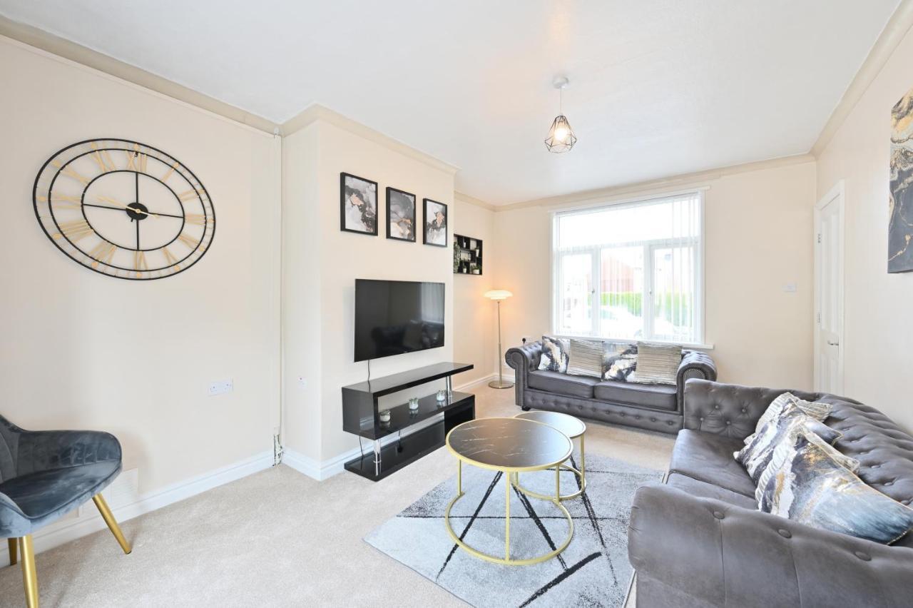 Sleek And Stylish 3 Bed In Bolton - Garden - Parking Exterior foto