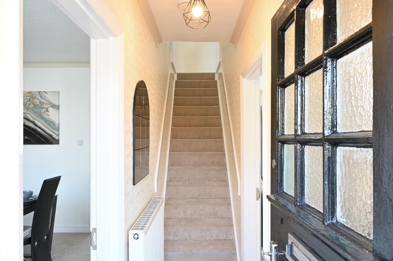 Sleek And Stylish 3 Bed In Bolton - Garden - Parking Exterior foto